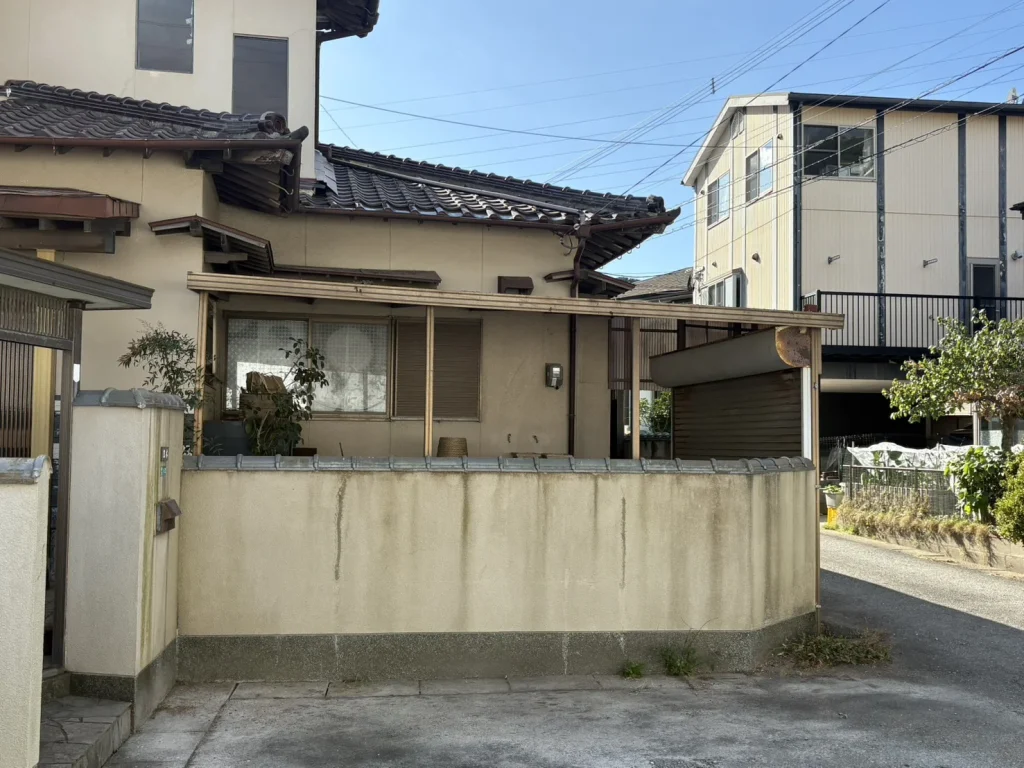 塀を押してしまったカイヅカの伐採作業　門司区２