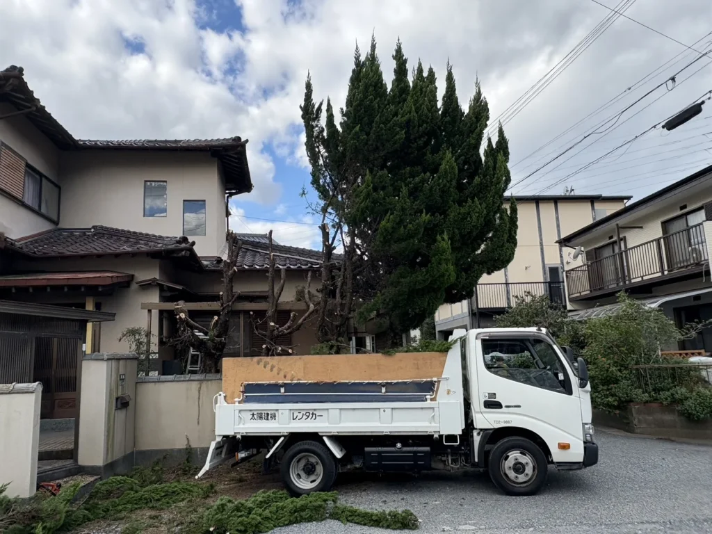 塀を押してしまったカイヅカの伐採作業　門司区１