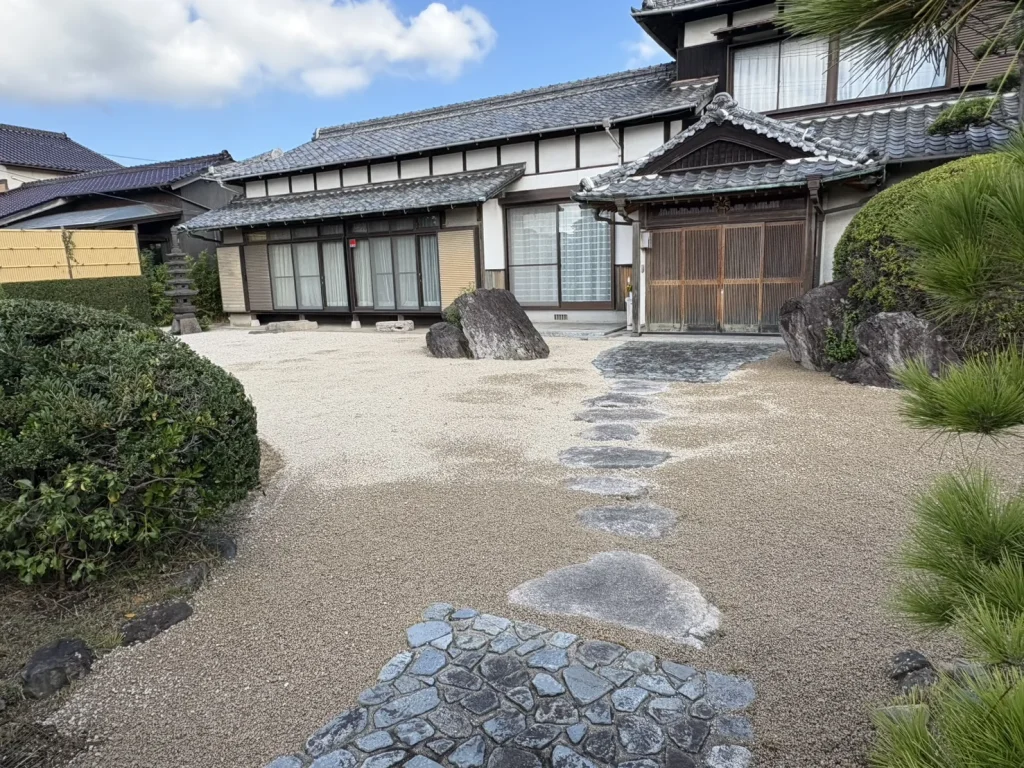 庭の除草作業と山砂の敷き詰め　八幡西区１