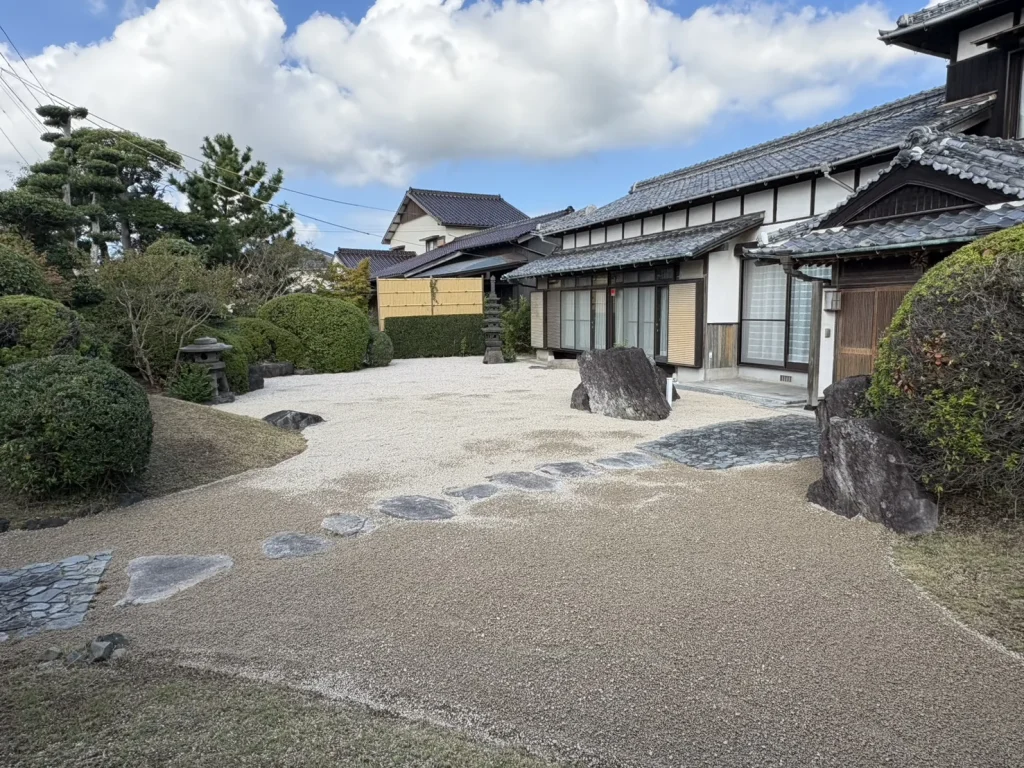 庭の除草作業と山砂の敷き詰め　八幡西区３