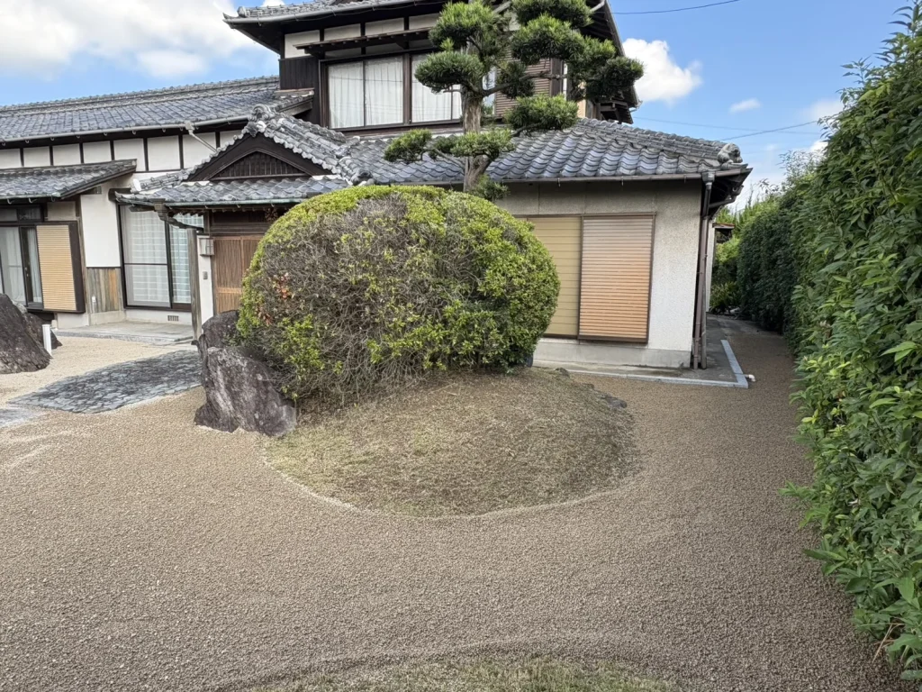 庭の除草作業と山砂の敷き詰め　八幡西区６