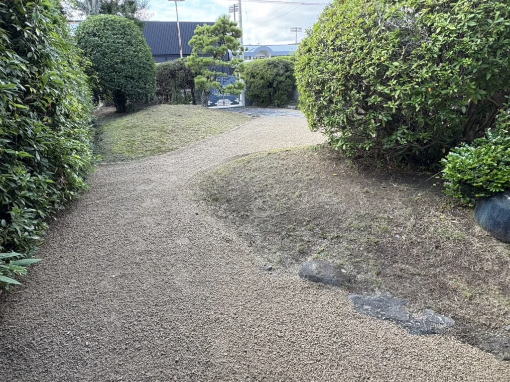 庭の除草作業と山砂の敷き詰め　八幡西区４