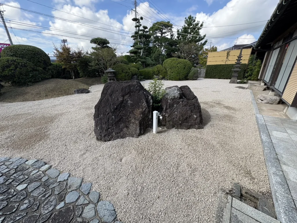 庭の除草作業と山砂の敷き詰め　八幡西区５