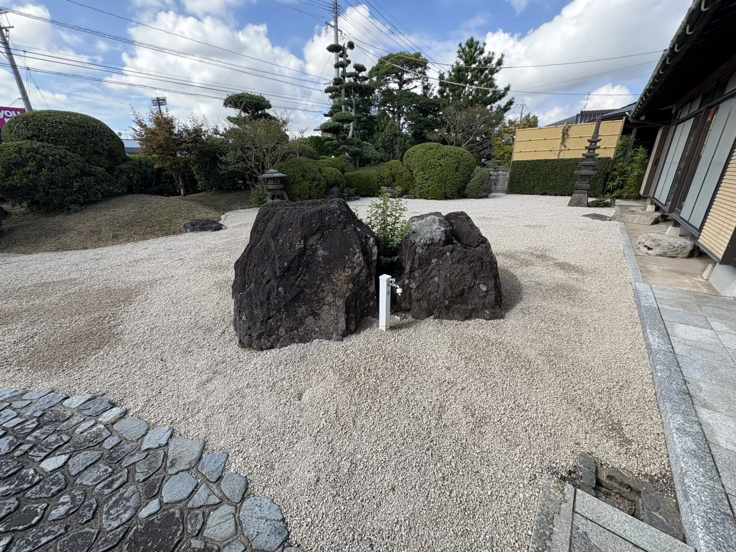 庭の除草作業と山砂の敷き詰め　八幡西区５