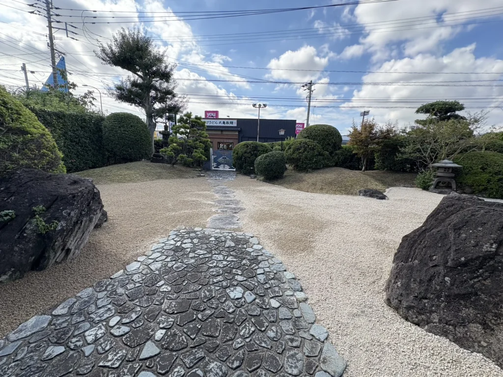 庭の除草作業と山砂の敷き詰め　八幡西区２