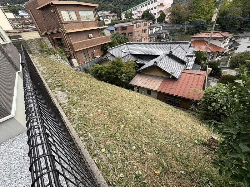 重機の入らない崖状態の場所の草刈り作業　小倉北区施工後１