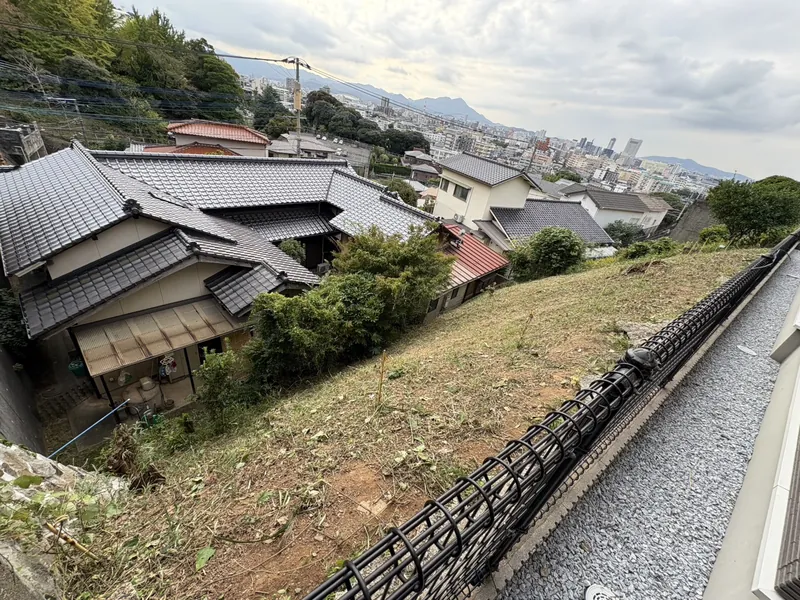 重機が入らない崖状態での草刈り作業　小倉北区施工後２
