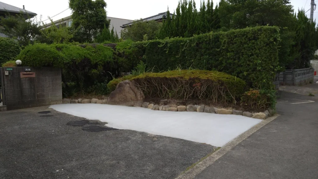 北九州市八幡西区本城で植栽を撤去し土間コンクリートを施工した駐車場