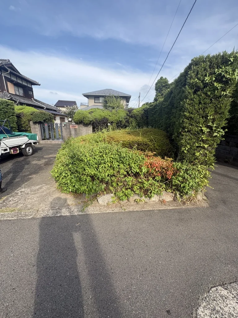 八幡西区本城の植栽撤去前の庭と駐車スペース