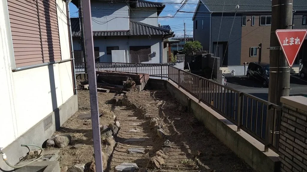 草木を撤去して見通しが良くなったお庭全体
