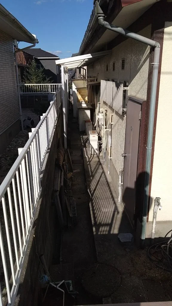 草刈りと植栽撤去で整理された住宅玄関周辺