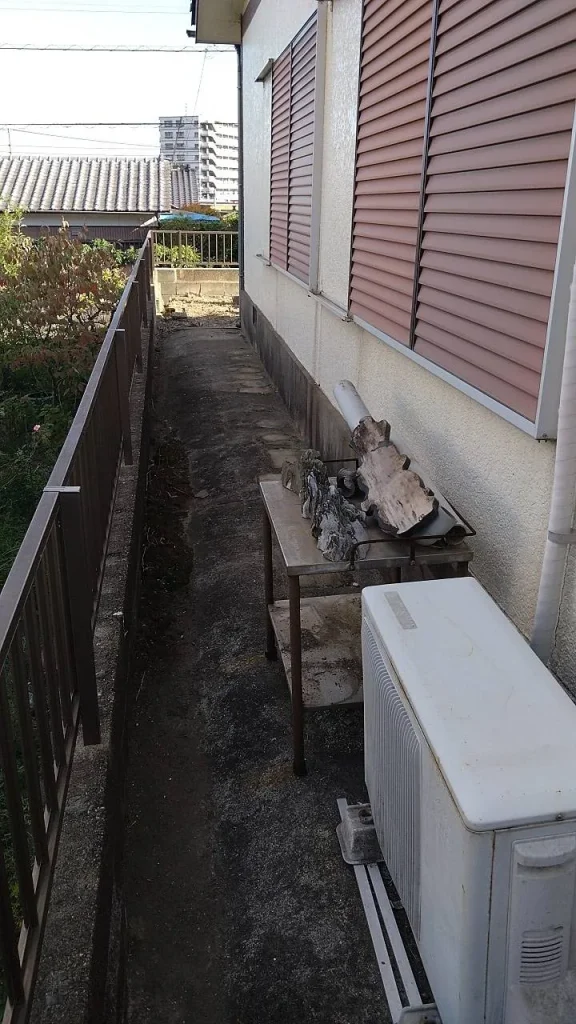 雑草を除去してすっきりした住宅側面の通路